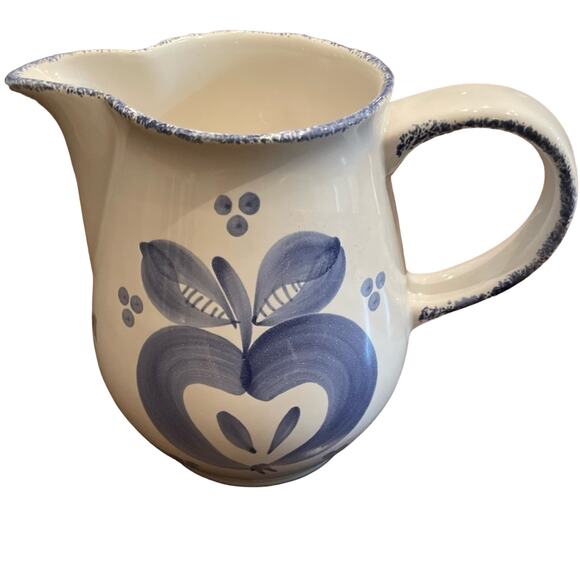 ⭐️ Pier 1 Imports Glass Kitchen Pitcher Sponge Print Rim White Blue Apples - Picture 1 of 12